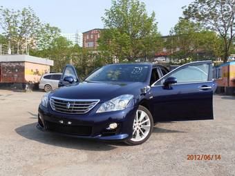 2010 Toyota Crown Photos