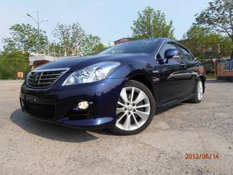 2010 Toyota Crown Pics