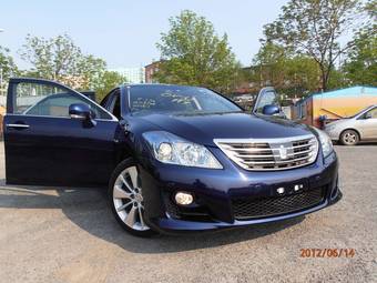 2010 Toyota Crown Photos