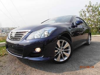 2010 Toyota Crown Pictures