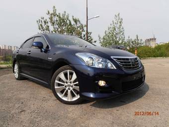 2010 Toyota Crown Hybrid Pics