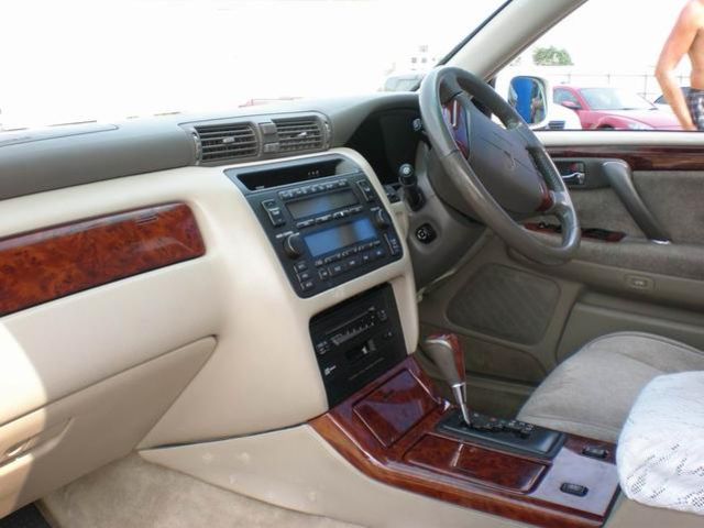 2000 Toyota Crown Majesta