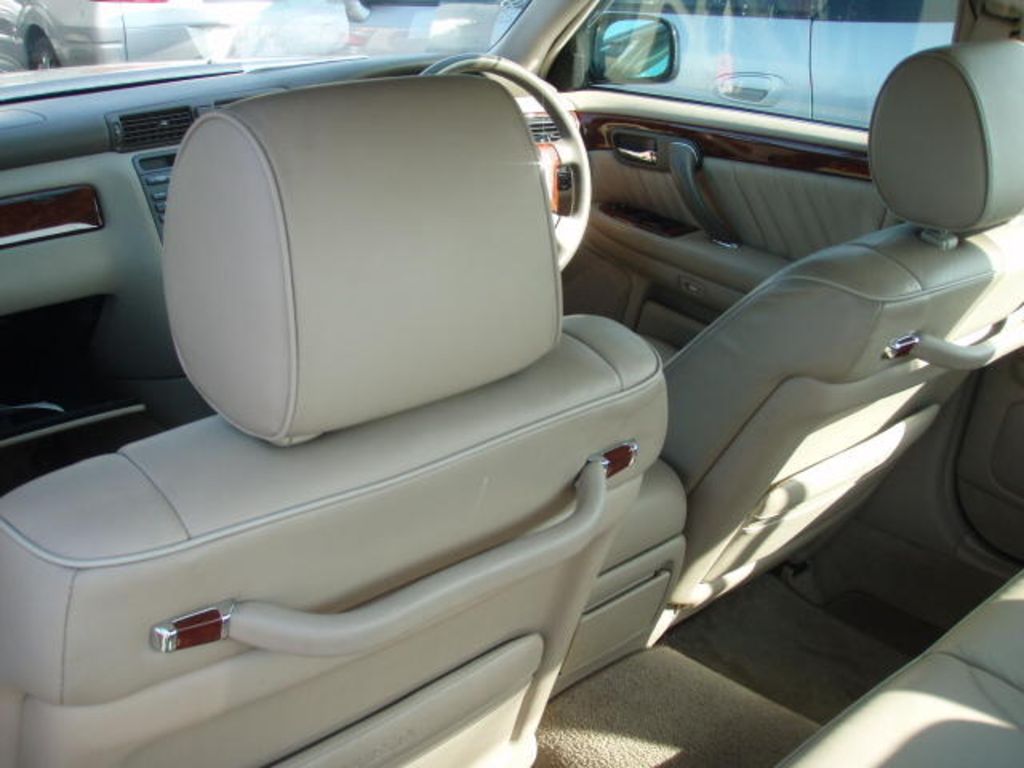 2000 Toyota Crown Majesta