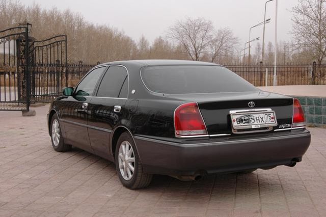 2001 Toyota Crown Majesta