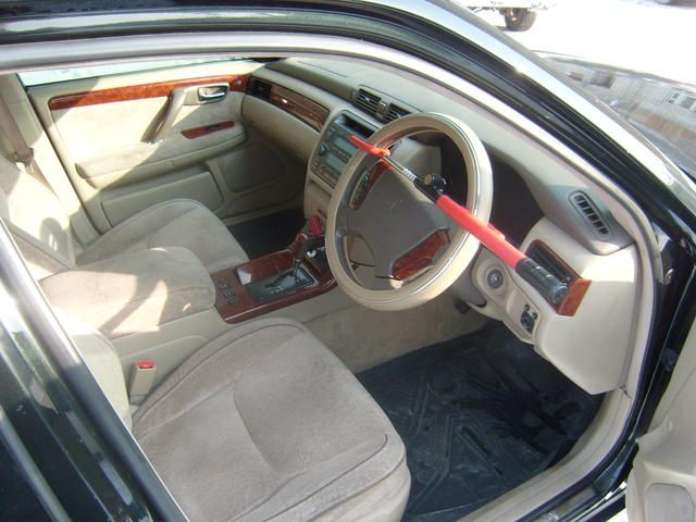 2001 Toyota Crown Majesta