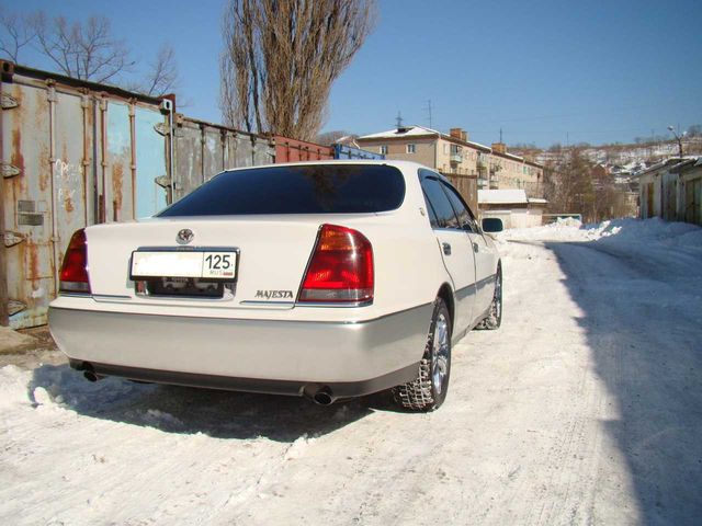 2001 Toyota Crown Majesta