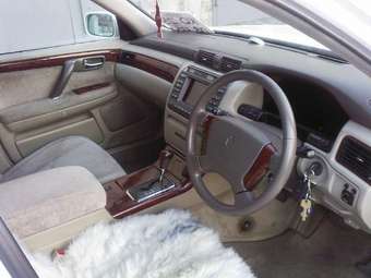 2001 Toyota Crown Majesta Images