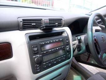 2002 Toyota Crown Majesta Images