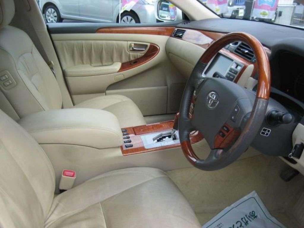 2004 Toyota Crown Majesta