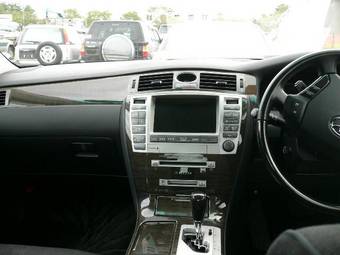 2004 Toyota Crown Majesta Images