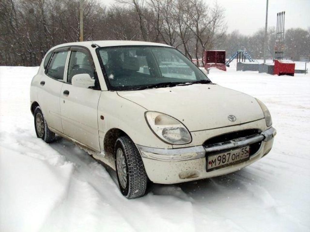 Toyota duet 2001