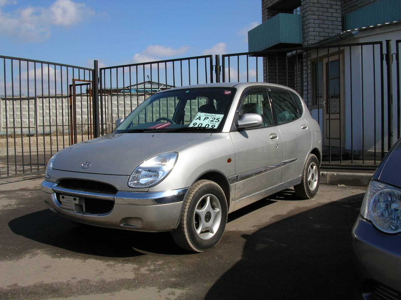 Toyota duet 2001