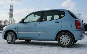 2002 Toyota Duet Pictures