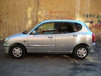 2002 Toyota Duet Pictures