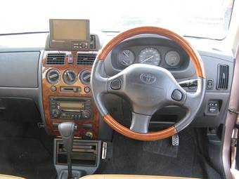 2003 Toyota Duet Pictures