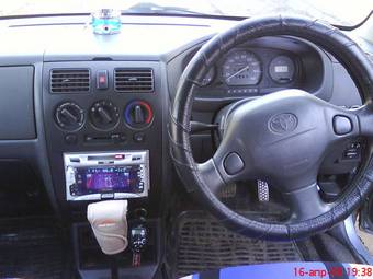 2003 Toyota Duet Photos