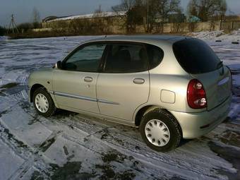 2004 Toyota Duet Photos
