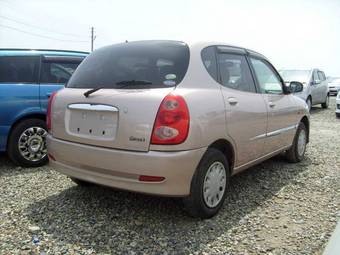 2004 Toyota Duet Photos
