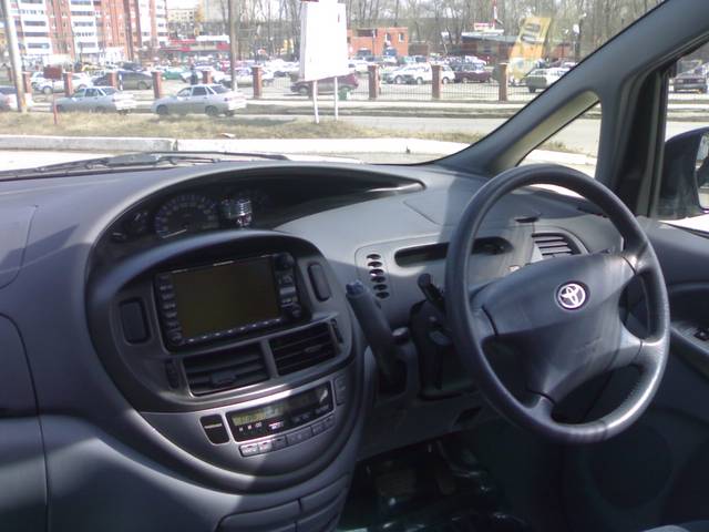 2000 Toyota Estima