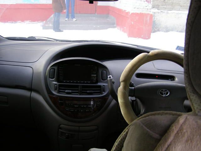 2000 Toyota Estima