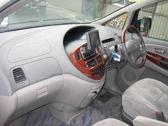 2000 Toyota Estima Photos