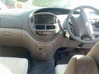 2001 Toyota Estima Photos