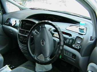 2001 Toyota Estima Pictures