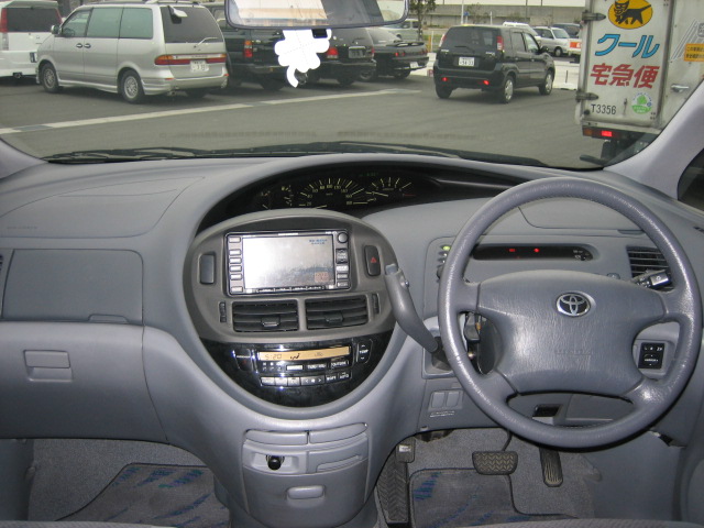 2002 Toyota Estima Photos