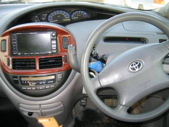 2002 Toyota Estima Photos