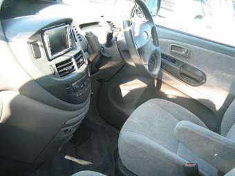 2002 Toyota Estima Photos