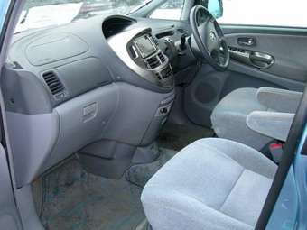 2002 Toyota Estima Pictures