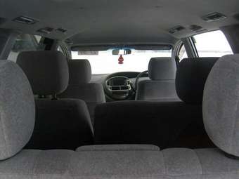 2002 Toyota Estima Images