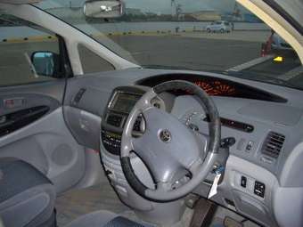 2002 Toyota Estima Pics