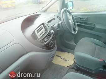 2002 Toyota Estima Photos