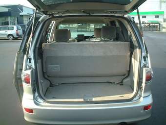 2002 Toyota Estima Photos