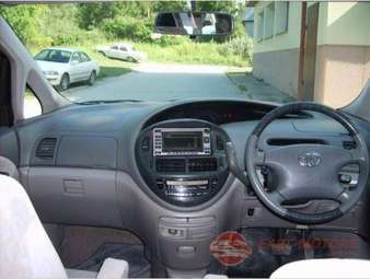 2002 Toyota Estima Pictures