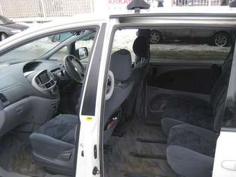 2002 Toyota Estima Pics