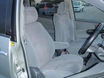 2002 Toyota Estima Photos