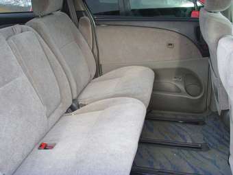 2002 Toyota Estima Pictures