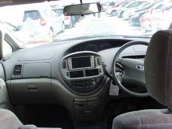 2002 Toyota Estima Pictures