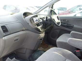 2002 Toyota Estima Photos