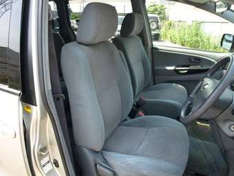 2002 Toyota Estima Pictures