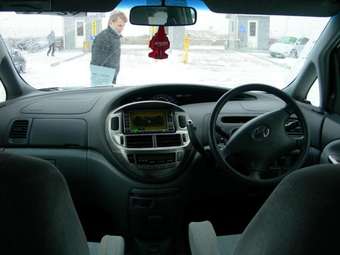 2002 Toyota Estima Pictures