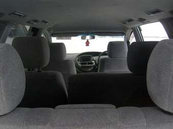 2002 Toyota Estima Pictures