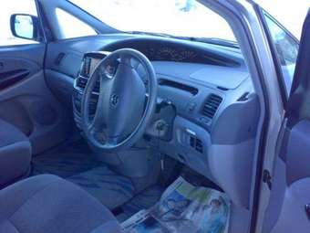 2002 Toyota Estima Photos