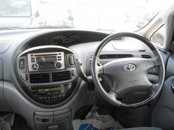 2002 Toyota Estima Pictures