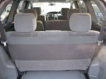 2002 Toyota Estima Photos