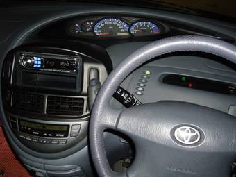 2002 Toyota Estima Photos