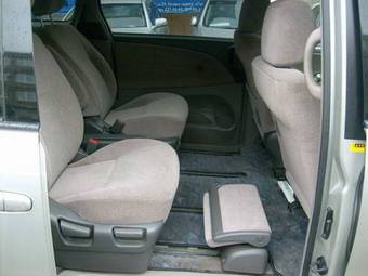2002 Toyota Estima Images