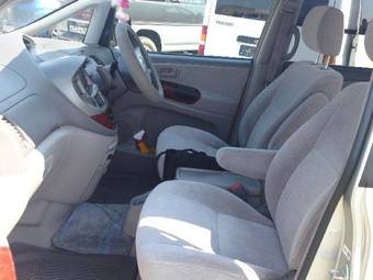 2002 Toyota Estima Photos
